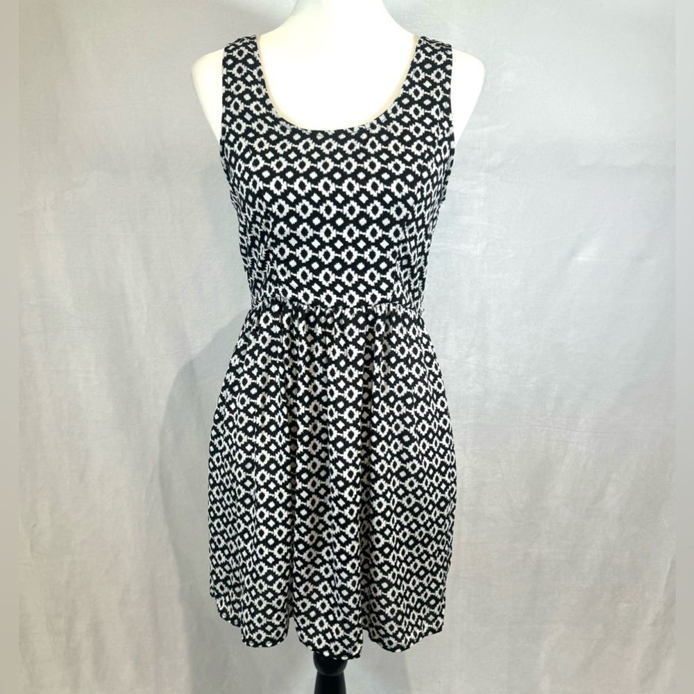 Black and white geometric print smocked ladder back dress w/ pockets size small
